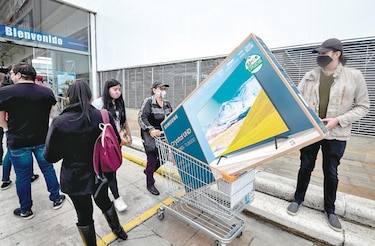 Colombianos desafían al Covid-19 y salen de compras