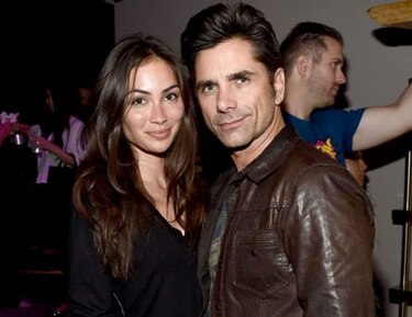 John Stamos se compromete con su novia Caitlin McHugh en Disneylandia