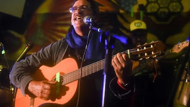 'Cantante de las FARC' brinda concierto en un bar de Bogotá