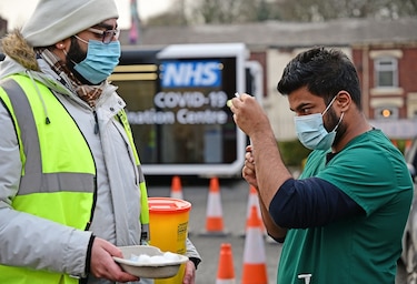Anuncian el fin de las principales restricciones anticovid en Inglaterra; entre ellas el uso obligatorio de mascarilla