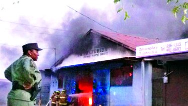 Fuego consume depósito de mueblería en centro de Chitré