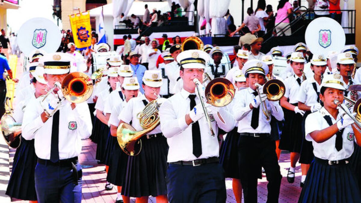 Con el entonar de sus marchas patrióticas, el Instituto Nacional formó parte de las delegaciones estudiantiles que deleitaron a los presentes en el desfile.