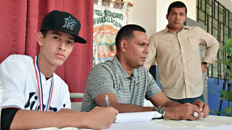 Bazán, el pelotero orgullo de Calobre firmó con los Marlins