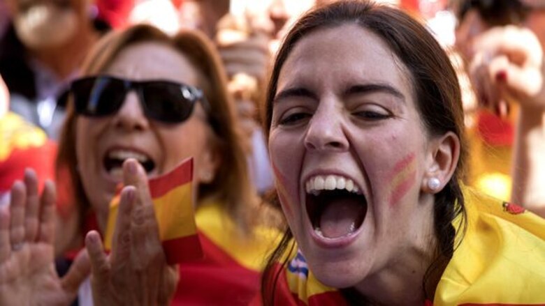 Miles de personas se manifiestan en Barcelona contra independencia de Cataluña