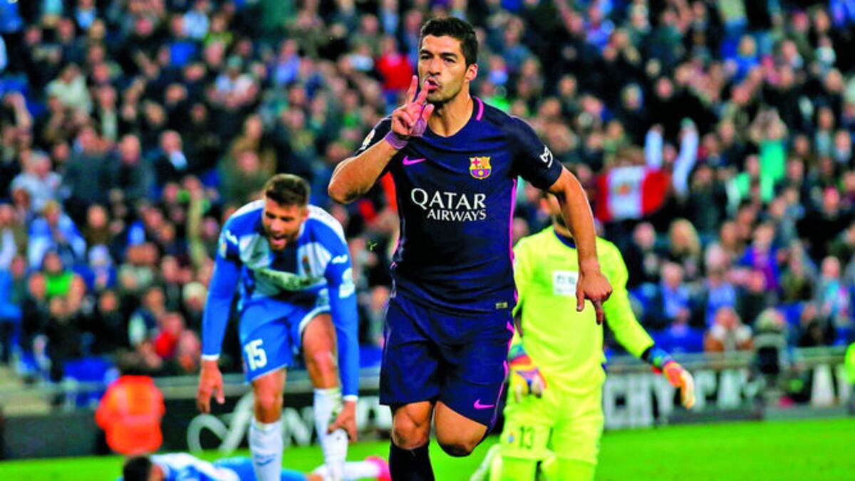 Luis Suárez sale a celebrar su segunda anotación ante el Espanyol.