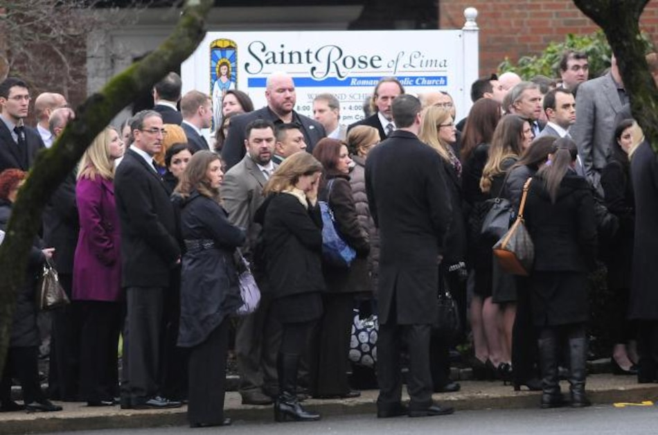 Tras masacre, furor en EU por maletín antibalas para niños