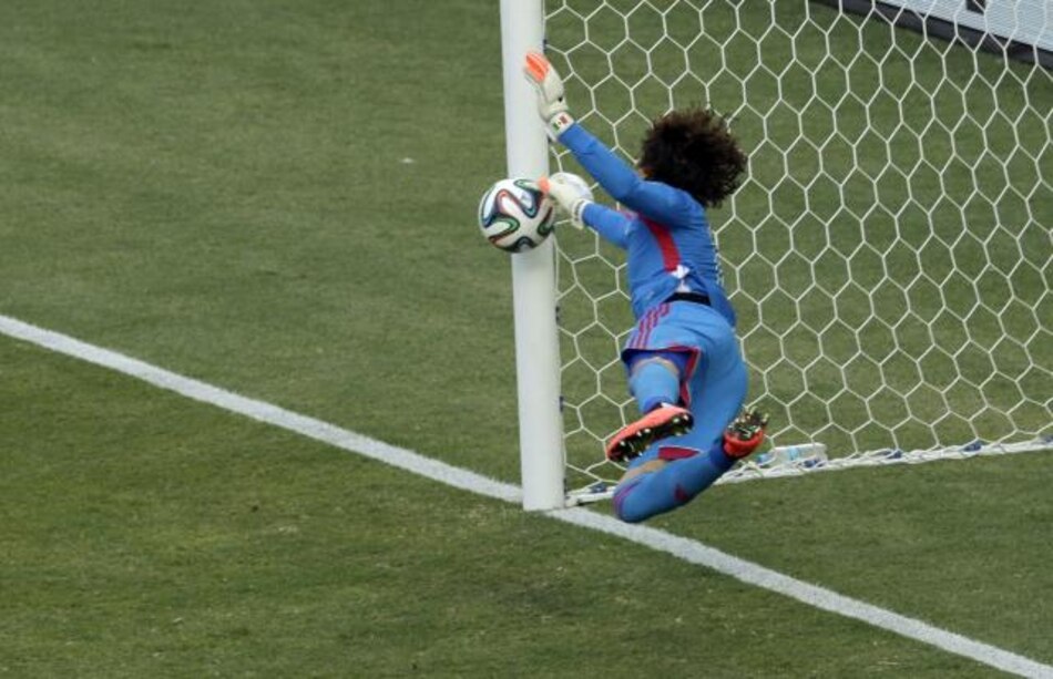 El portero mexicano Ochoa fue el hombre del partido en Twitter
