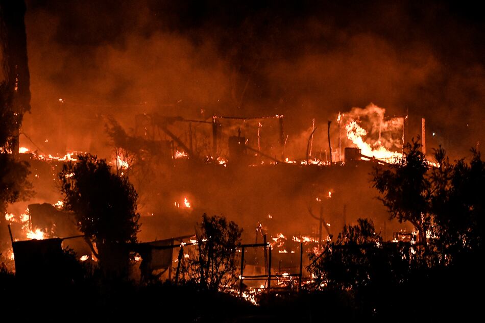 Incendio en campamento de migrantes en isla griega de Samos
