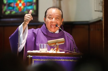 La Arquidiócesis responde a imágenes del sacerdote David Cosca en el Vaticano: está jubilado y fue un acto personal