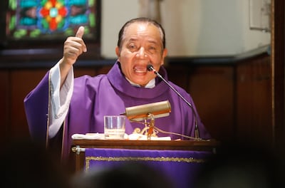 La Arquidiócesis responde a imágenes del sacerdote David Cosca en el Vaticano: está jubilado y fue un acto personal