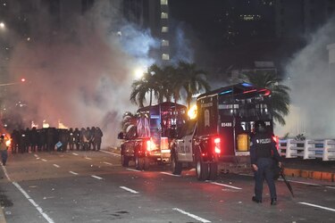 Protestas en rechazo al contrato minero: van 215 aprehendidos, 25 policías heridos y 30 comercios vandalizados