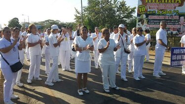 Técnicos de enfermería de Azuero protestan; el paro continúa