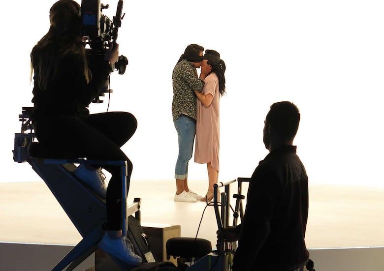 'Kiss Bang Love' confía en la química para encontrar el amor