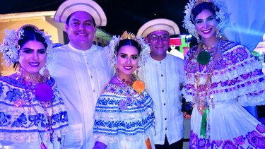 Alvareza Corp. en el Desfile de las Mil Polleras