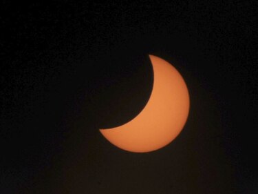 Una espesa capa de nubes impide apreciar el eclipse solar en Reino Unido