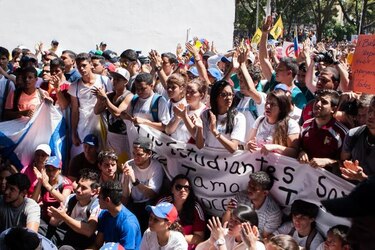 Marcha de estudiantes opositores a Maduro recorrió en paz calles de Caracas