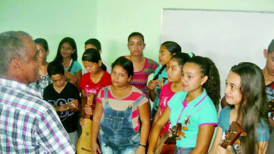 Academia santeña, al rescate de la mejorana