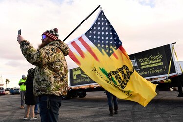 Camioneros se reúnen para iniciar una caravana contra las medidas por la Covid-19 en Estados Unidos