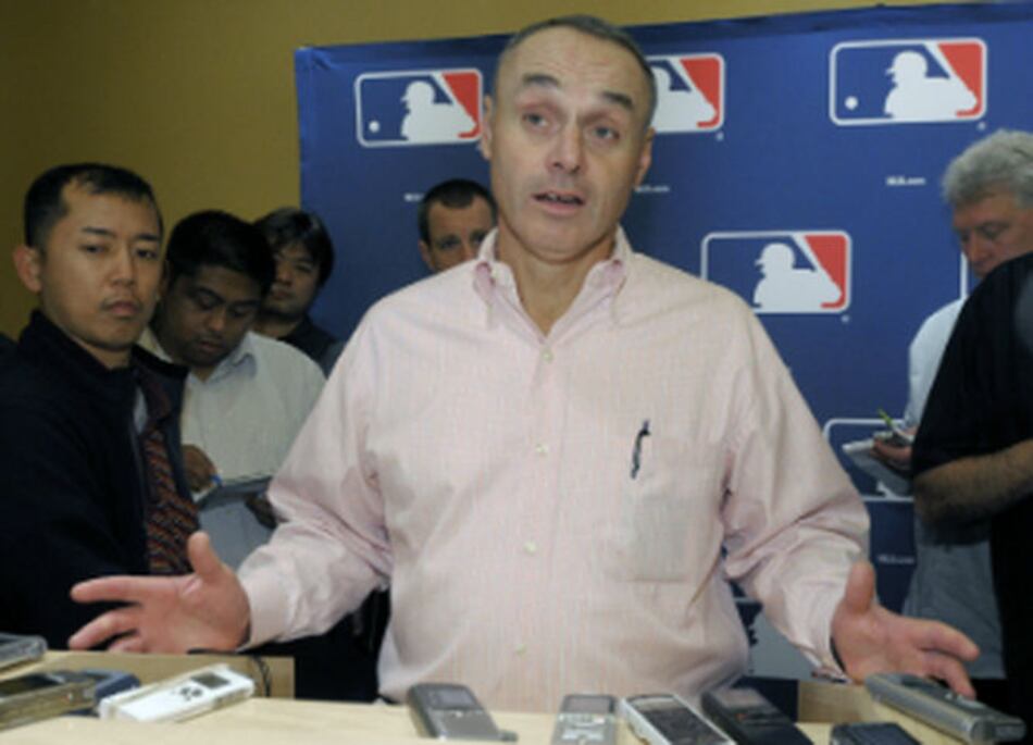 Comisionado de MLB defiende el no usar bateador designado