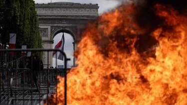 Tensiones entre policía y manifestantes en Campos Elíseos