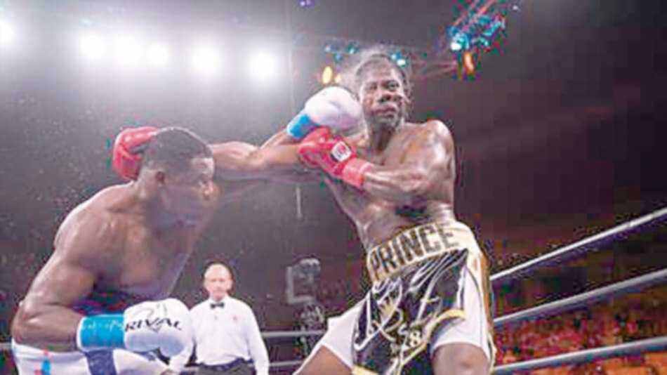 ‘King Kong’ Ortiz sobrevive a dos caídas y gana por KO.