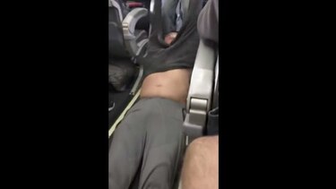 United expulsa a un pasajero a la fuerza, por sobreventa de boletos