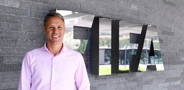 Van Basten: Neymar debe dejar de simular faltas