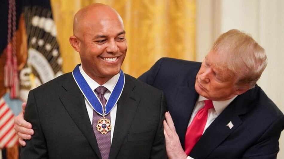 El panameño Mariano Rivera recibe la medalla presidencial de la Libertad por parte de Trump
