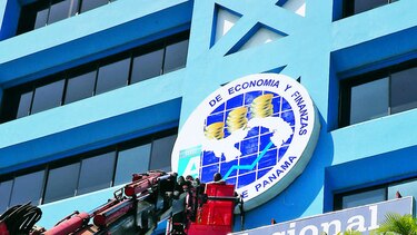 El MEF adquiere laptops al triple de su precio en el mercado local