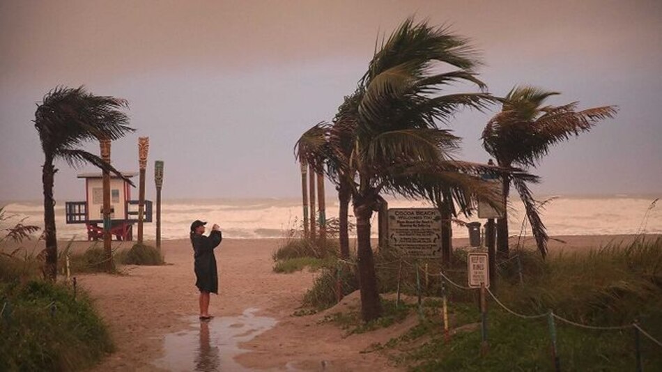 Huracán Dorian se debilita a categoría 2, dicen servicios meteorológicos