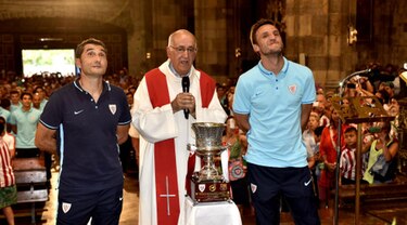 Una marea rojiblanca de personas homenajea al campeón de la Supercopa