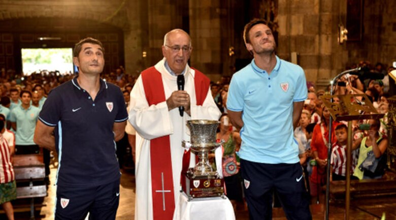 Una marea rojiblanca de personas homenajea al campeón de la Supercopa