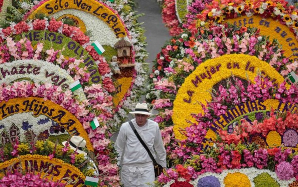 Tradicional desfile de 'silleteros' cierra Feria de Flores de Medellín