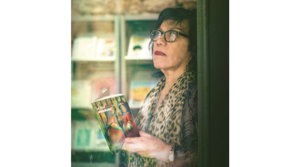 Condecoran a Moravia Ochoa López