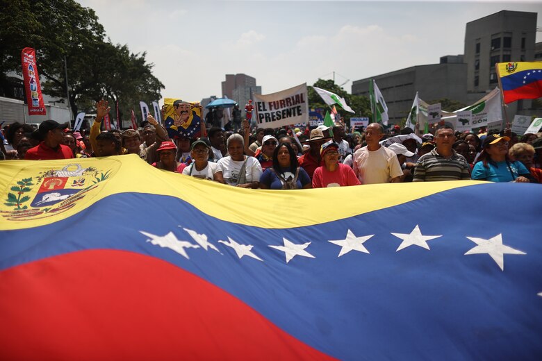 Chavistas se trasladan a Caracas para acompañar la inscripción de la candidatura de Maduro