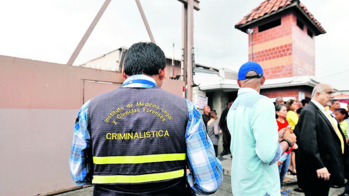 Agentes de la Dirección de Investigación Judicial llegaron a Importadora Ricamar.