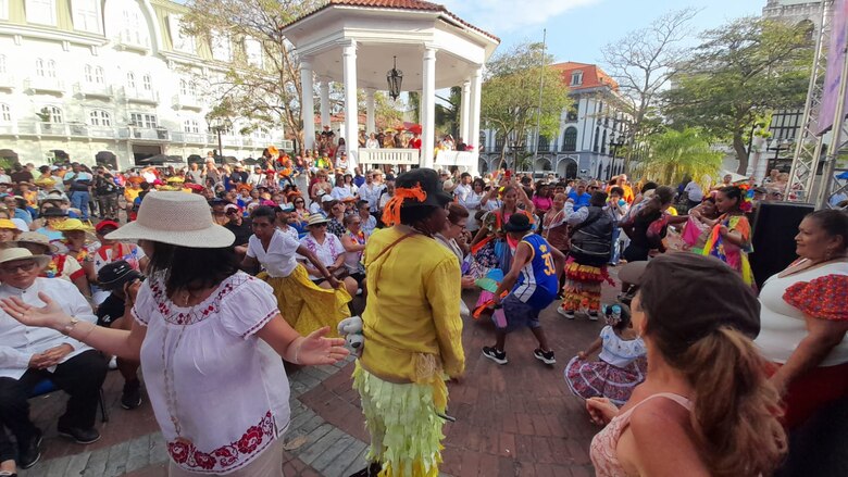 Diablicos, congos y polleras se toman el Casco Antiguo en el domingo de Carnaval