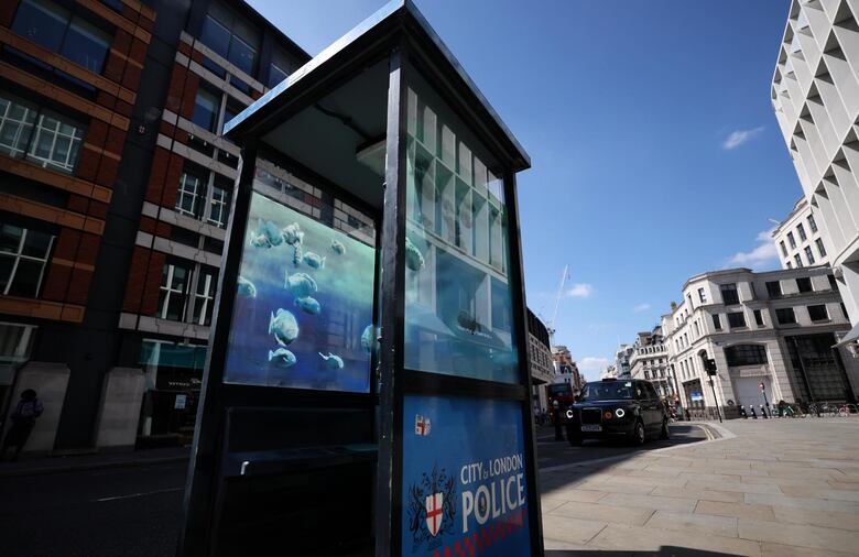 Banksy cierra una semana de sorpresas con otra obra de la serie del ‘zoo de Londres’