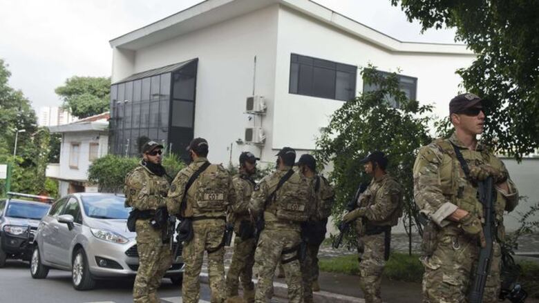 Policía brasileña allana casa de Lula da Silva y lo lleva a declarar por fraude Petrobras