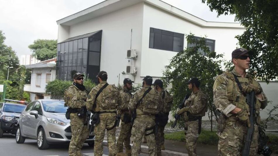 Policía brasileña allana casa de Lula da Silva y lo lleva a declarar por fraude Petrobras