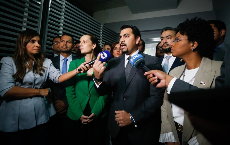 Diputados independientes cuestionan rechazo a proyecto de ley anticorrupción