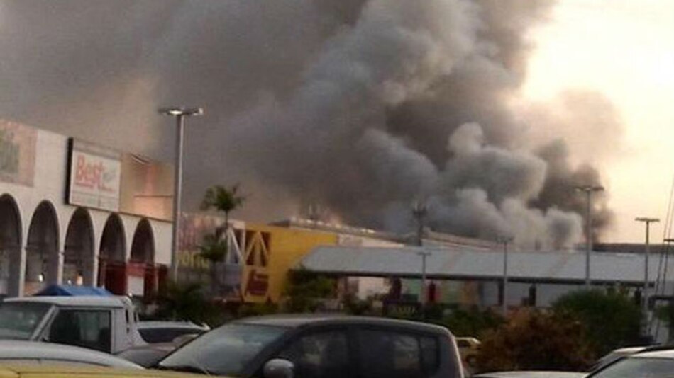 Se registra incendio en depósitos de La Oca Loca de Los Pueblos