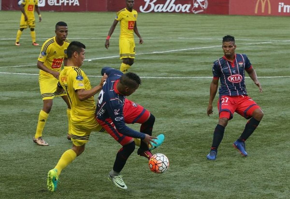 Plaza Amador extiende invicto y Árabe Unido clasifica a semifinales