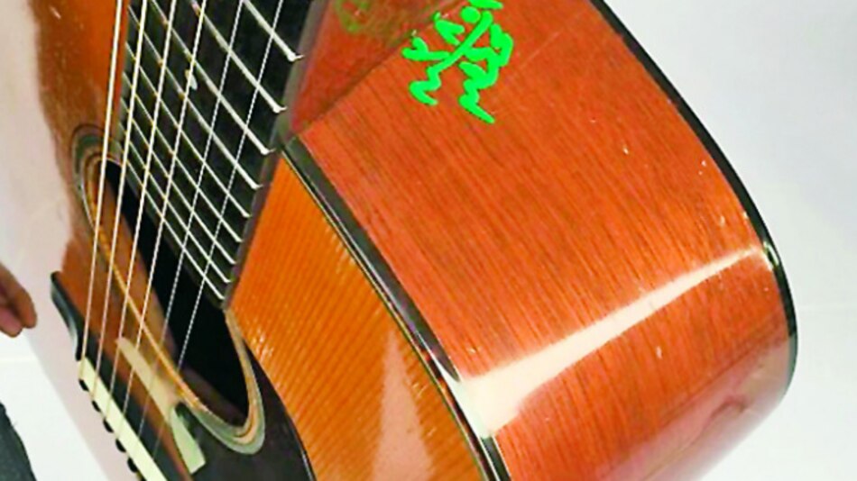 La aduana egipcia daña una guitarra de Bryan Adams