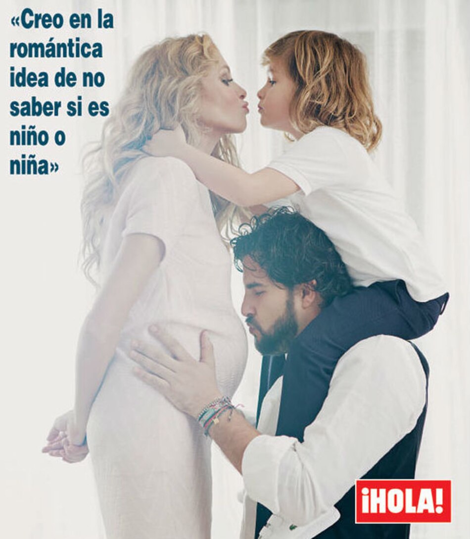 Paulina Rubio luce su embarazo en la portada de ¡Hola!