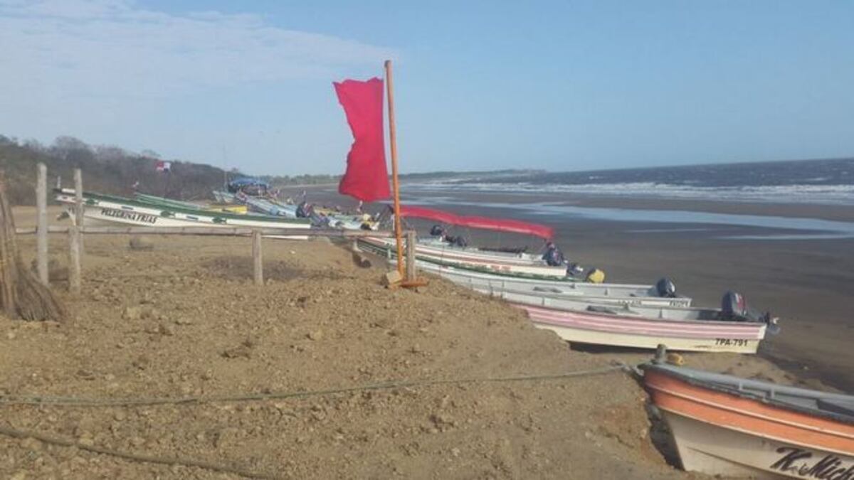 Bandera roja por oleajes y ráfagas de viento