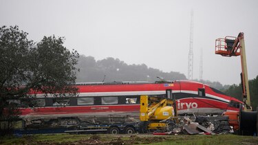 ‘Necesito que paren el tráfico en las vías urgentemente’: los audios de las llamadas entre los trenes y el centro de mando segundos después del accidente en España