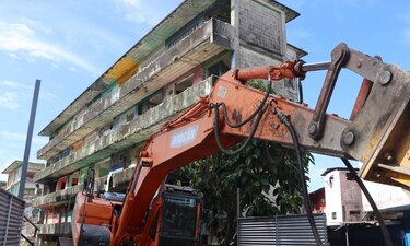 Empiezan los trabajos de demolición de cinco edificios condenados en San Miguel, Calidonia