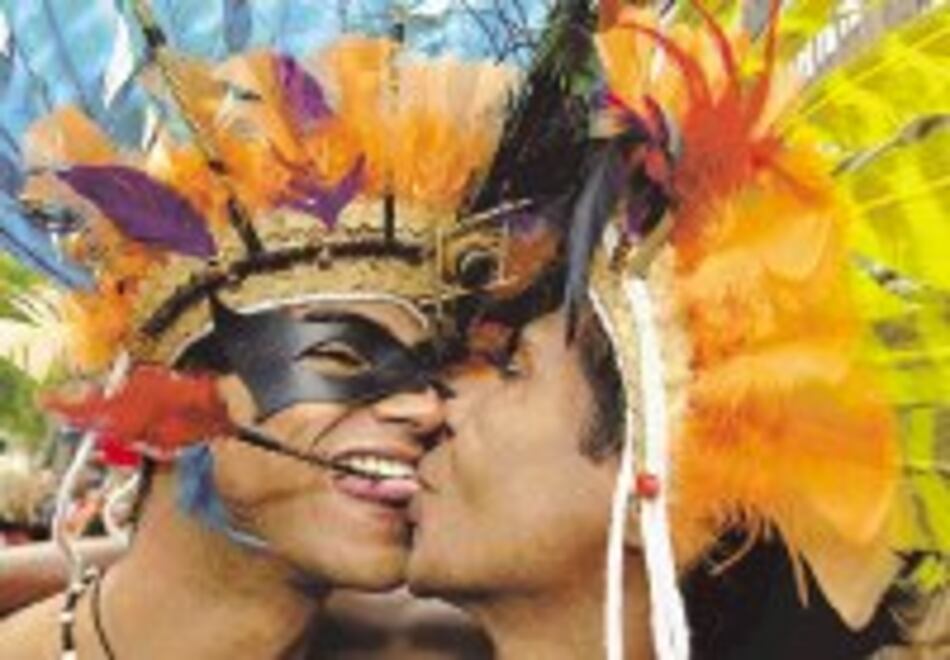 Desfile congrega a 22 mil gays