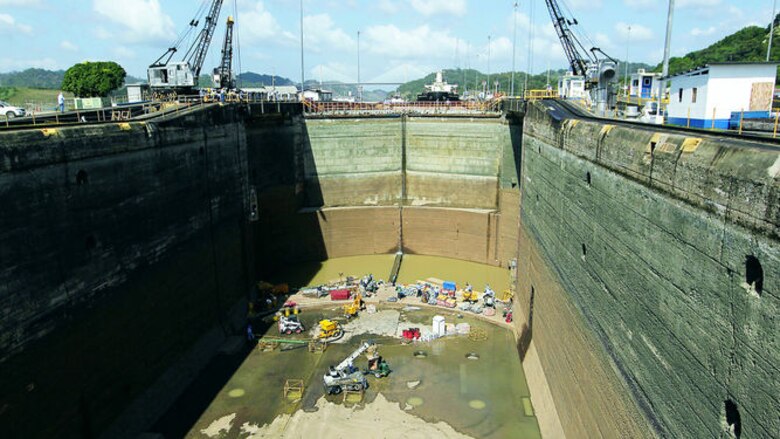 Mantenimiento en la esclusa de Pedro Miguel
